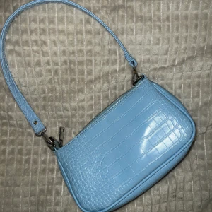 Ljusblå axelväska 🩵 - Jätte fin ljusblå axelväska från Gina tricot i jätte bra skick! Använd fåtal gånger🩵