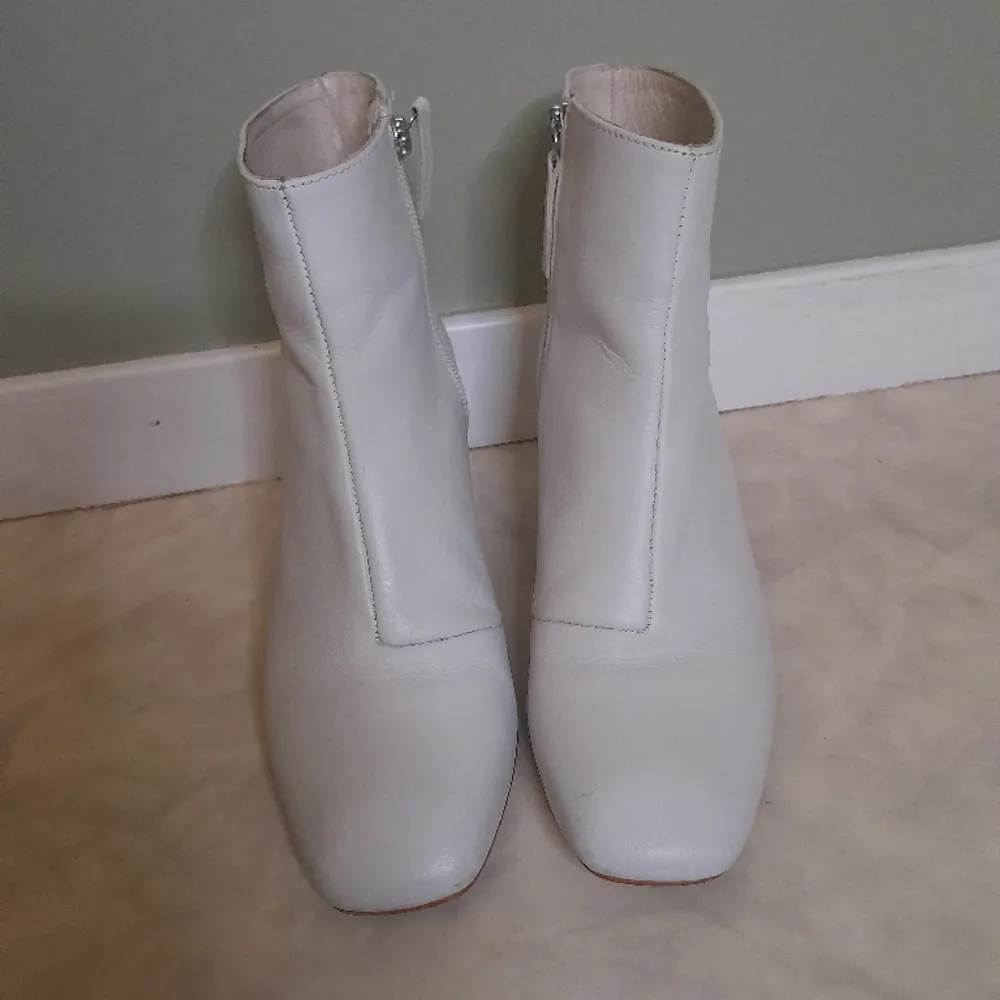Säljer mina vita boots från Henry Kole då de inte används! ♡ Storlek: 36 Klackhöjd: 5 cm Skick: Gott skick, väl omhändertagna. . Skor.