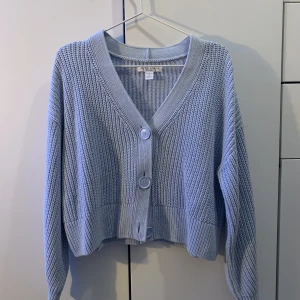 Kofta  - En blå gullig kofta tyvärr är den för liten för mig och kommer inte till användning💕