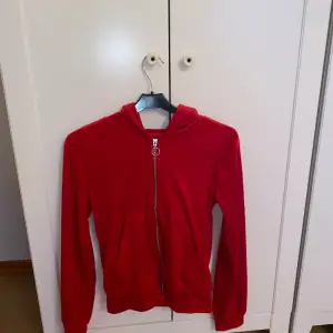 SKRIV INNAN KÖP💋 En röd zip-up ifrån Lager 157! Allt tvättas innan leverans! Strlk XS!🌸
