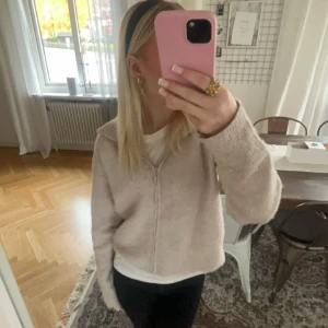 Stickad tröja - En beige/ rosa tonig stickat zip tröja som är otroligt mjuk och jättefin💕 köpt på missay💕 blir lätt nopprig!