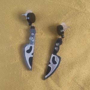 Ghostface örhängen  - Inte använda! Den har plast kvar på sig som man kan plocka bort för att det har en glossy utseende 