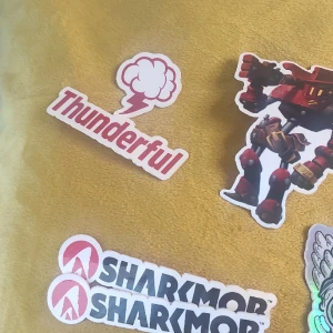 Massor av spelföretag klistermärken+ mobilhållare - Detta är en mix av olika företag merch, mestadels klistermärken+ en mobil stand