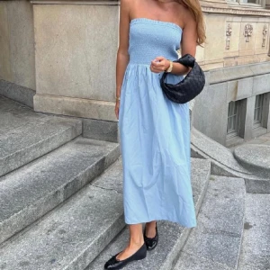 Sommarklänning  - Klänning från BikBok, använd endast en gång, dvs i nyskick. Första bilden är lånad. Skriv vid frågor 🩵