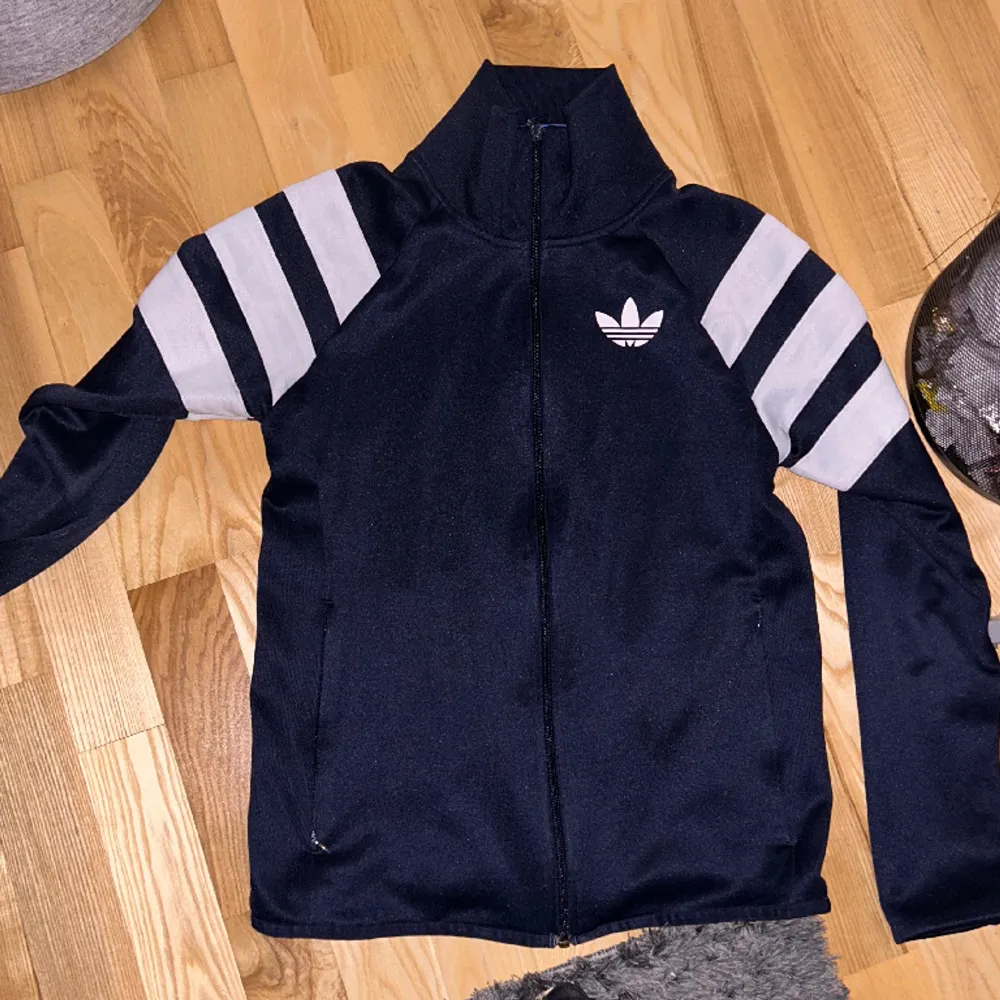 En retro adidas tracksuit topp, jättebra skick, använd några få gånger.. Hoodies.