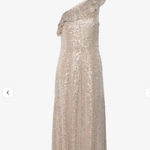 Love Lolita  - Säljer denna fina balklänning ifrån Love Lolita. Köpte från en säljare här på Plick som endast hade använt den en gång. Tyvärr så passade inte klänningen mig.🥰 Säljer för 1000kr (nypris 2499kr) (Bilderna är lånade)