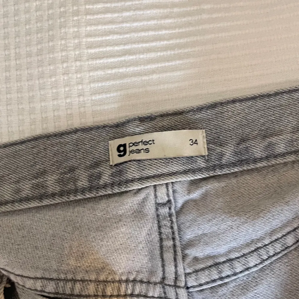 Lågmidjade jeans ifrån gina tricot. Storlek 34 och passar mig som brukar ha 36! Bra skick och superfin färg. 💞. Jeans & Byxor.