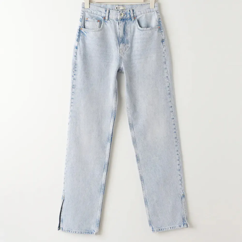 Högmidjade 90s jeans med slits på sidorna, passar för långa personer! Inga märken🤍då jag köpte dom kostade de 600!. Jeans & Byxor.