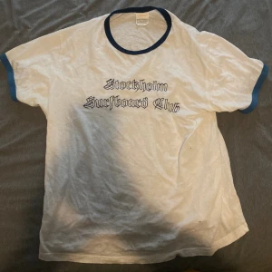 Stockholm Surfboard Club Tee - Schysst tisha från Stockholm Surfboard Club, köpt på Vallgatan 12 i höstas.  Inga defekter. Köpt för 1,400kr.