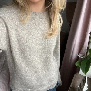 Stickad tröja - Beiga stickad tröja ifrån vero Moda 