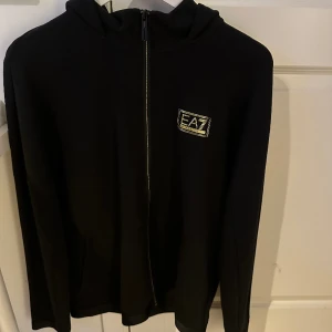 Armani hoddie - Svart Armani hoddie, köpt på pondus för 1895 förra året men aldrig kommit till användning, Nyskick inga hål eller liknande. Storlek medium 