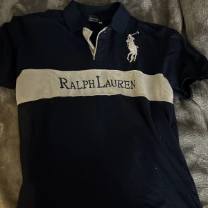 Polotröja Ralph lauren M - Mörkblå Ralph Lauren tröja storlek M . Den är knottrig men försvinner enkelt om man tar bort det med rakhyvel.