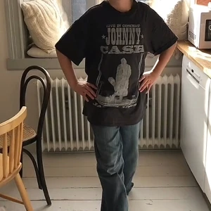 Jonny cash tröja - Bra skick. Tror inte den säljs längre. Jätte cool 💋 Storlek xs men oversized🫶🏻min bild