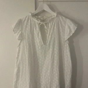 Vitblus  - Superfin vit blus, används inte längre men ändå i väldigt fint skick! Inga defekter eller trasig på nåt sätt!🫶🏻 Skriv i DM för eventuella frågor!💖