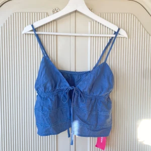 Sommartopp - Supergullig topp perfekt att ha över bikinin eller som vanligt sommartopp🌸 Toppen är helt oanvänd, endast testad! Prislapp sitter kvar! 💞 Bara att skriva vid eventuella frågor🤗  Storlek m men skulle snarare säga att den passar S