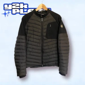Äkta Colmar Cardigan - Den har ett super fint sick köpt på plick men den kom inte till användning, perfekt till nu våren inte fast pris o byten är alltid görbart!