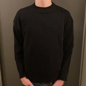 Blå Crewneck - Säljer nu denna asfeta Crewnecken ifrån Zara i ett nästan perfekt skick. Storleken är S men sitter bra som M med! Nypris ligger på 499❌ säljer nu för endast 199✅. Hör av dig vid minsta lilla fundering 😊