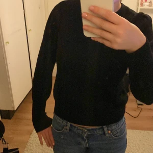 Glittrig tröja - Supersnygg svart glittrig(se på bild 2) tröja ifrån h&m. Bra skick. Köparen står för frakten, skriv om du är interesserad! 