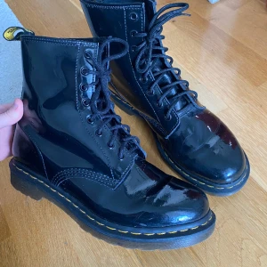 Dr martens skor - Jag säljer Dr Martens kängor i storlek 43 som bara har legat hemma och är nästan helt nya. Betalning sker via swish:) Skickar alltid paketbevis innan betalning!