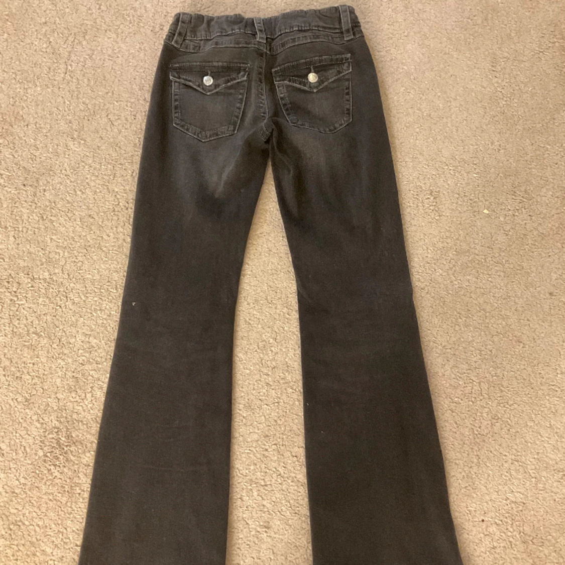 Mörkgrå bootcut jeans med knappfickor - 90