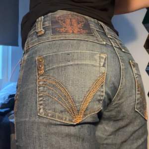 Jätte snygga bootcut jeans med snygga fickor i storlek S/XS Jeansen är köpta på vinted i bra skick med lite slit längst ner (sista bilden). Säljer för 250kr+frakt. Skriv privat för mer info 