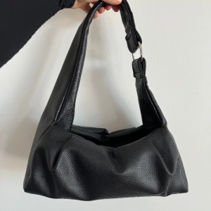 Svart axelväska  - Toppen skick. Köparen står för frakten❤️