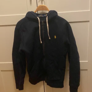 Ralph Lauren Hoodie - Säljer denna Ralph Lauren Hoodien då den ej kommer till användning. Tröja är i fint skick och har inga defekter eller liknande. Hör av dig ifall du har minsta fundering!
