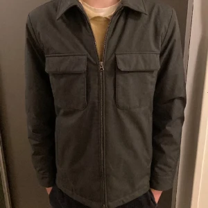 Field jacka - Säljer nu denna asfeta Field jackan i ett perfekt skick! Inga skavanker eller defekter. Storleken är M och sitter bra som det! Märket på jackan är Dobber, nypris 1299❌, mitt pris endast 399kr✅! Hör av dig vid minsta lilla fundering 😊