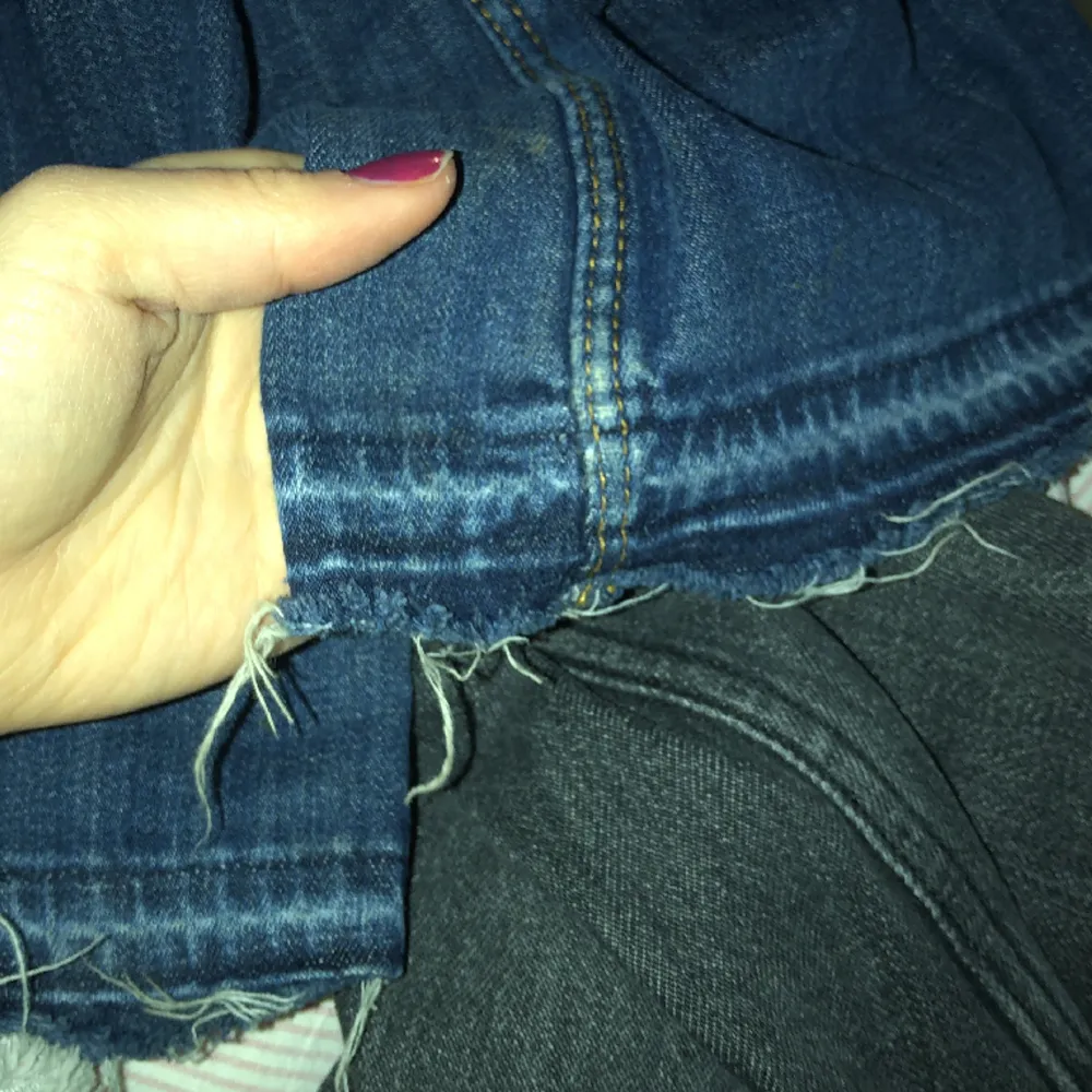 Vintage jeans mon är uppsprättade vid sluten! Det är inte jätte tjockt tyg!💕🫣. Jeans & Byxor.