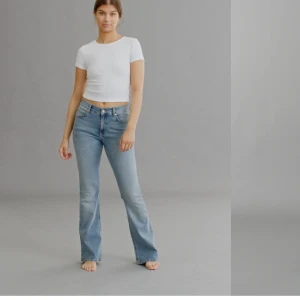 Low waist jeans - Ljus blåa low waist jeans från Gina, stl 40 men passar 38/36, aldrig använda 200 plus frakt⭐️