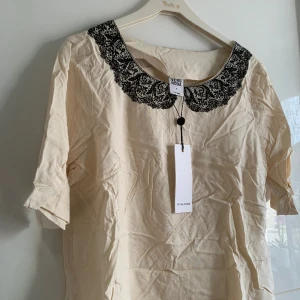 Topp - Fin topp med prislapp 🌸
