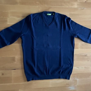 Mörklbå tröja - Mörkblå tröja i stl XL men sitter som en M/L