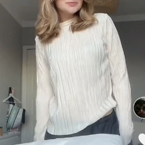 Plisserad blus  - Världens finaste beige blus som är perfekt till båda vardag och fest! Använd en gång
