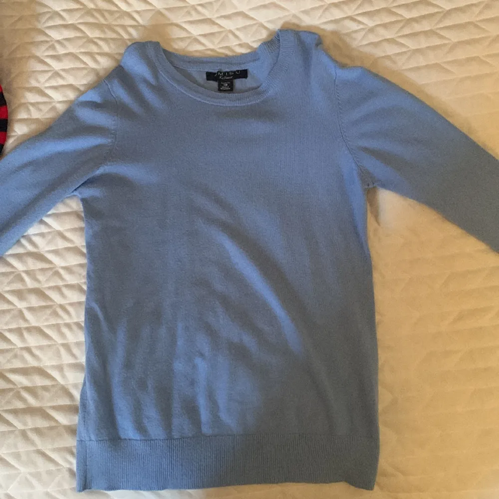 En finstickad blå tröja från märket amisu💗 säljer då den inte kommer till användning och säljer för bra pris, strl xs💗 lite nopprig . Stickat.
