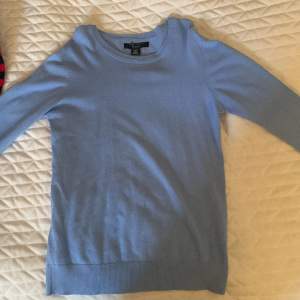 En finstickad blå tröja från märket amisu💗 säljer då den inte kommer till användning och säljer för bra pris, strl xs💗 lite nopprig 