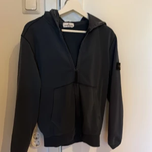 Stone Island Zip Junior - Säljer min stone island zip i storlek 170/S. Den är nästintill nyskick, sparsamt använd. Nypris runt 2800!!