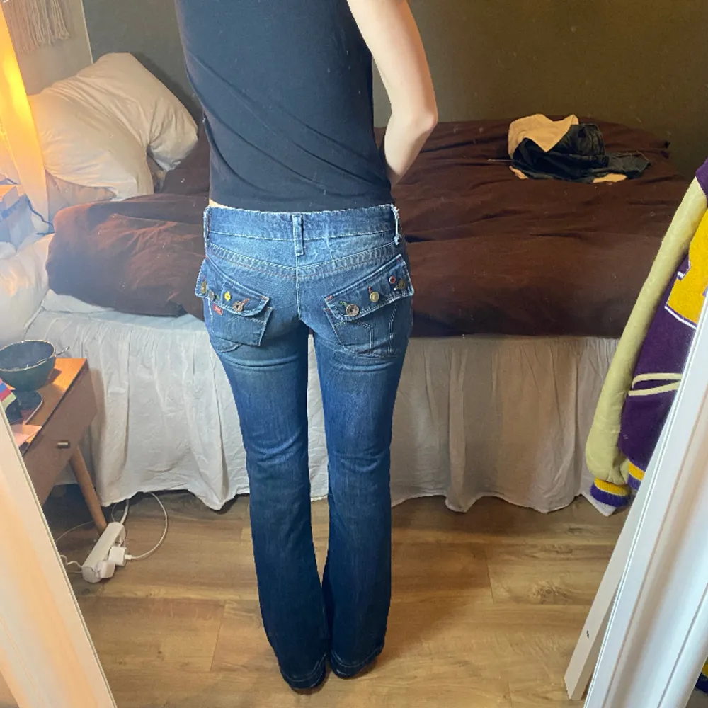Säljer nu dessa jätte snygga bootcut Miss sixty jeans eftersom dom tyvärr är försmå:( skicket är även väldigt fint💗  Innerbenslängden: 84cm Midjemått: 75cm Jag själv är 178cm och dom passar perfekt i längden!. Jeans & Byxor.