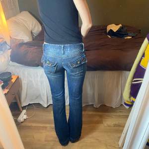 Säljer nu dessa jätte snygga bootcut Miss sixty jeans eftersom dom tyvärr är försmå:( skicket är även väldigt fint💗  Innerbenslängden: 84cm Midjemått: 75cm Jag själv är 178cm och dom passar perfekt i längden!