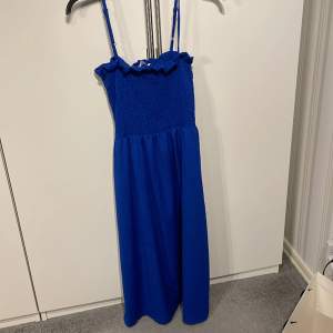 Super fin blå klänning, aldrig använd och köpt på h&m. Perfekt till sommaren.