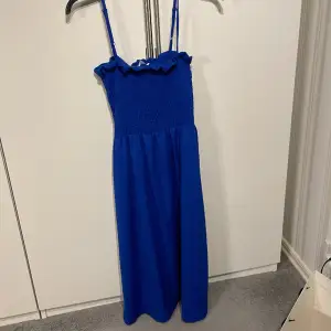 Super fin blå klänning, aldrig använd och köpt på h&m. Perfekt till sommaren.