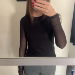Långärmad tröja  - Säljer denna snygga tröjan, perfekt till både fest och vardags 💗 ej använt en ända gång och har prislapp kvar 