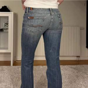 Supersnygga lågmidjade jeans i fint skick, säljer då dom är försmå för mig, passar en som är 160-170 cm. Midjemåttet 78 cm💗💗