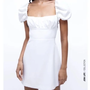 Vit klänning med öppen rygg - Bra skick, använts 2 ggr, 🤍🤍