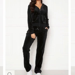 Svart juicy couture set stl XS/S - Säljer mitt svarta juicy set. Har använt kanske 10 ggr men är i gott skick. Koftan är i XS och byxorna är i S. Säljer hela settet för 1100 men om du vill köpa bara koftan eller bara byxorna så säljer jag dem för 550 kr styck. Nypris 2400 🤍