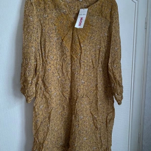 Tunika - Tunika gulmönstrad med broderi Oanvänd (endast provad)  Djurfritt rökfritt parfymfritt 