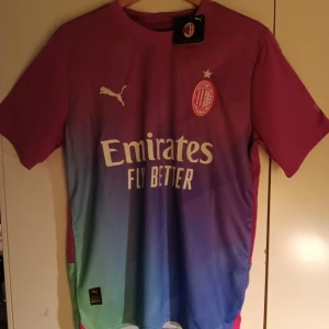 Ac Milan tröja 23/24 - Helt ny Rafa Leão ställ. Stället är från 23/24 säsong och säljes pågrund av storlek.
