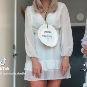 Studentklänning - Otroligt fin studentklänning från Dazy. Lite småfläckar men som knappast syns. Använd 2 gånger, går att ha öppen byst eller stängd 🫶🏼