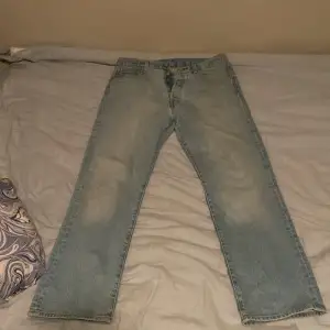 Ett par najs Levis 501. De är regular fit. Egentligen inget fel me Jeansen endast att de inte är ”min stil”. Strl 32-32. Färg-ljusblå. Frågor, bilder, pris kan diskuteras i chat :)  priset är it spikat kan gå ner i lite pris :)