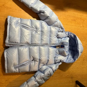 Moncler Maya - (ej autentisk) säljer för 1700 endast provad väldigt bra skick, storlek 4 motsvarar L