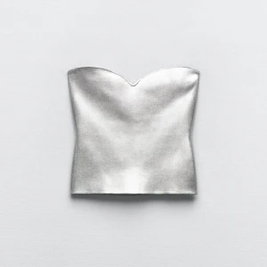 Zara silver topp  - Säljer denna jätte populära toppen från zara som är helt slutsåld på hemsidan. Den är helt oanvänd med lappen kvar. 